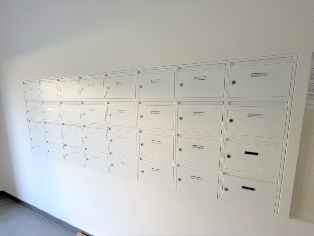 Poštovní schránky v hlavní chodbě domu