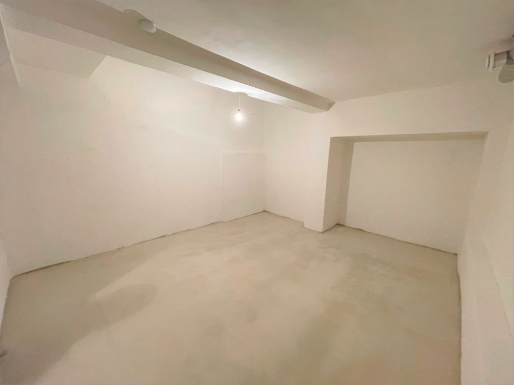 Pohled na stěnu skladu zobrazující požární hlásič a světlo