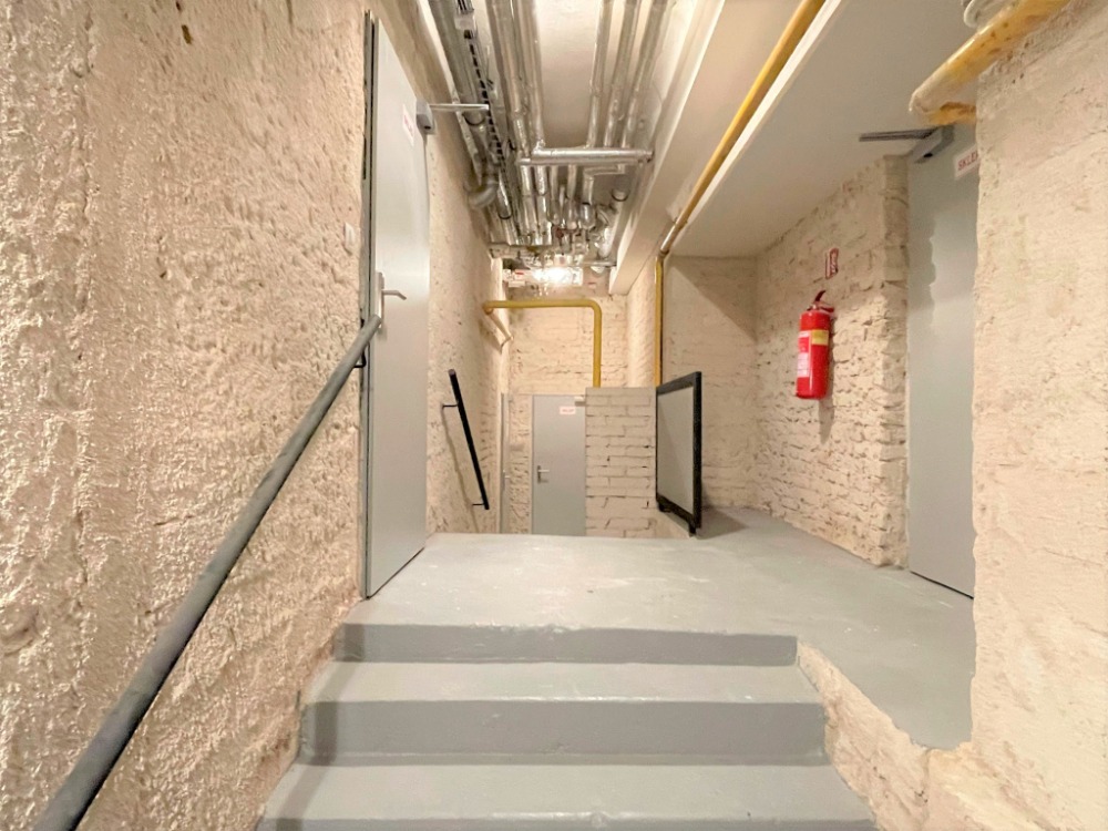 Pohled na schodiště na chodbě vedoucí ke skladu