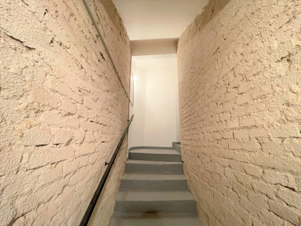 Pohled na schodiště na chodbě vedoucí ven z domu