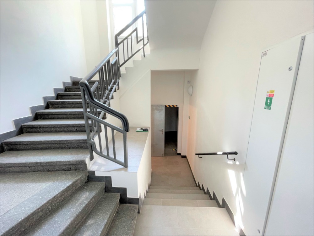 Chodba domu se schodištěm do sklepa a do prvního patra